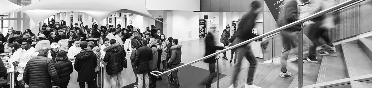 Etudiants escalier hall accueil dauphine