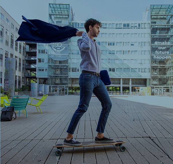 Etudiant faisant du skateboard dans la cour de Paris Dauphine-PSL